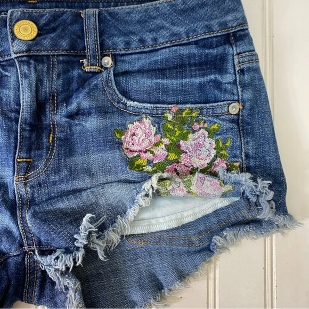 American Eagle Shorts Women's‎ 2 Jean Denim Embroidered Flowers - Picture 5 of 15